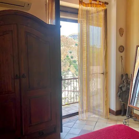 Bed and Breakfast Almoezia Charming Ταορμίνα