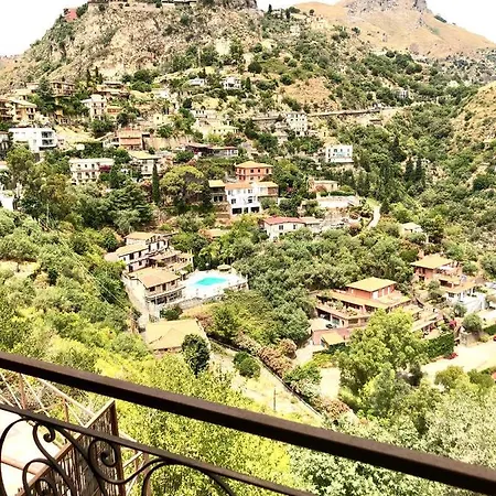Almoezia Charming Bed and Breakfast Ταορμίνα