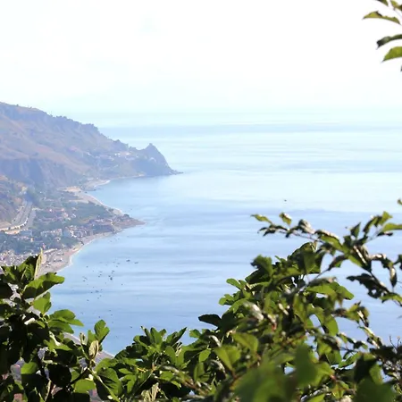 Bed and Breakfast Almoezia Charming Ταορμίνα