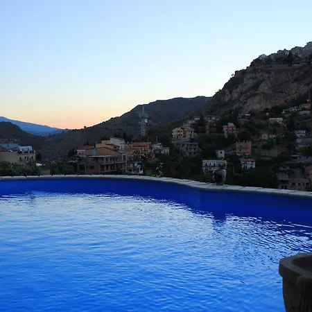 Almoezia Charming Bed and Breakfast Ταορμίνα