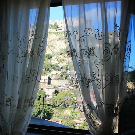 Bed and Breakfast Almoezia Charming Ταορμίνα